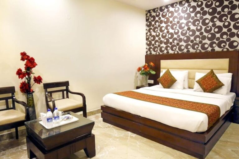 oyo 1824 hotel grand peepal delhi