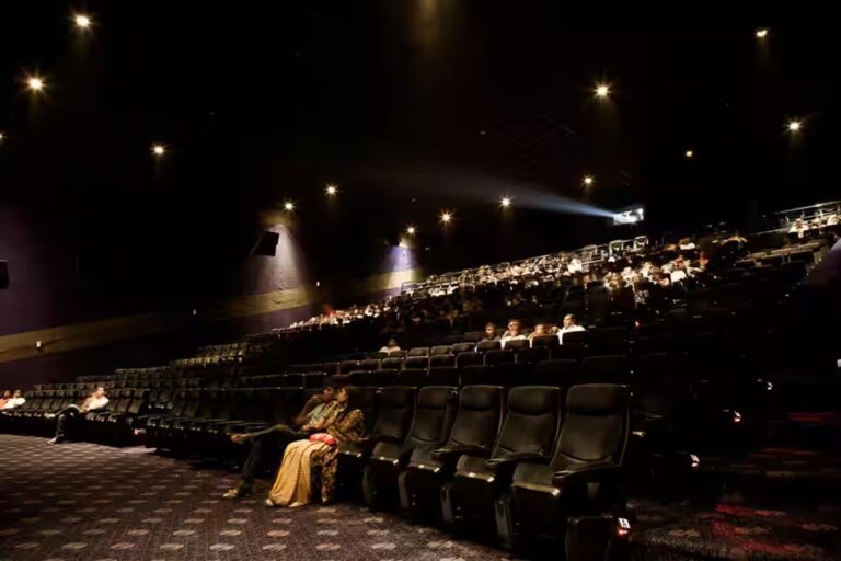 wave cinema noida sector 18